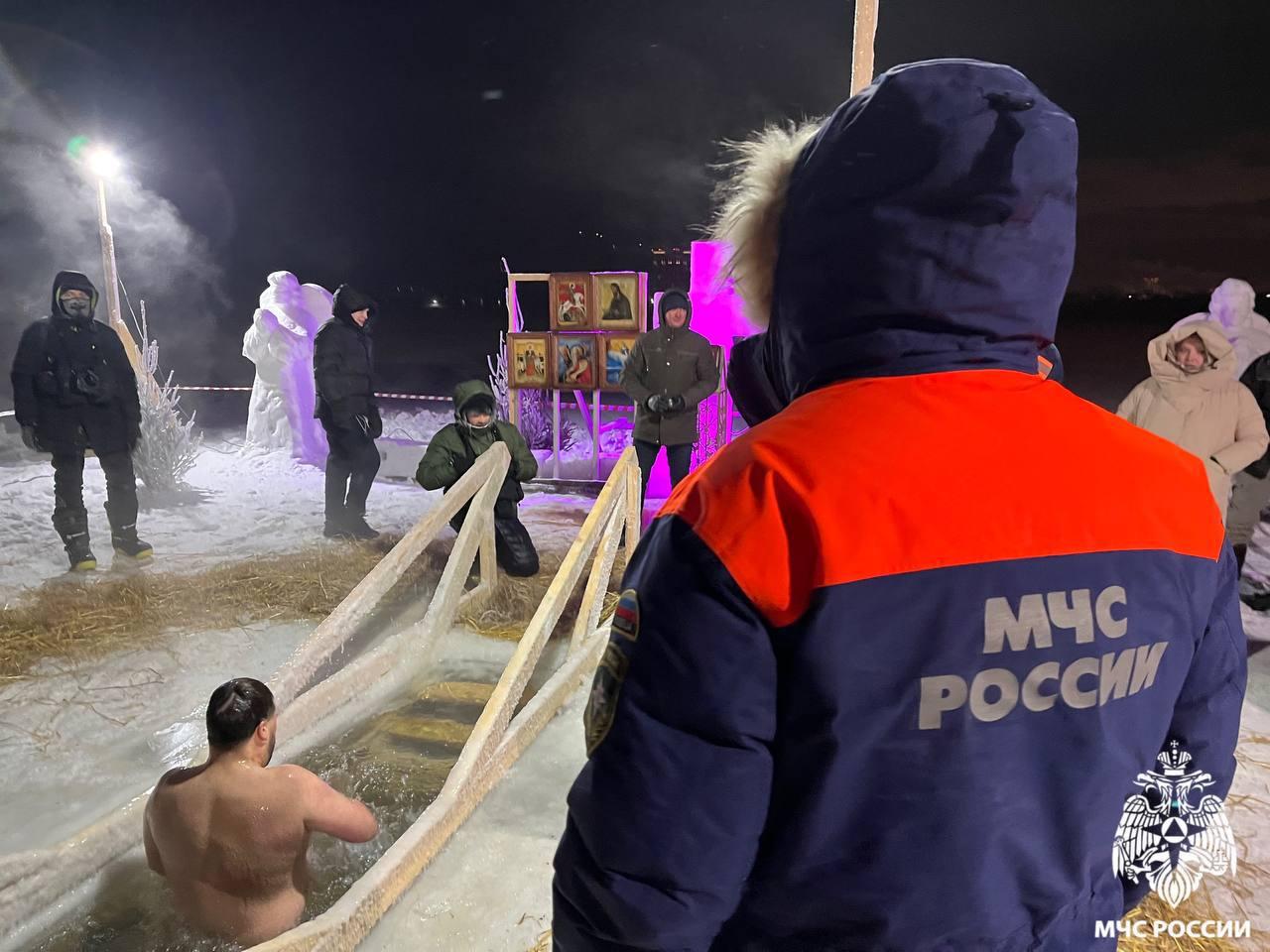 Фото Крещенские купания-2026: как новосибирцы ныряют в купель в аномальный мороз почти –40 градусов. ОНЛАЙН 33